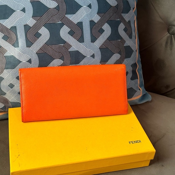 FENDI Wallet Crayon Orange Leather Authentic - Picture 6 of 14